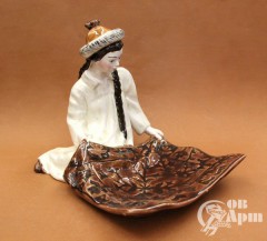 Конфетница "Киргизка с ковром"